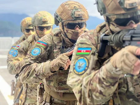 “Doğu Akdeniz-2023”: Azərbaycan xüsusi təyinatlıları şərti düşmən arxasına helikopterdən enmə tapşırıqları icra edib