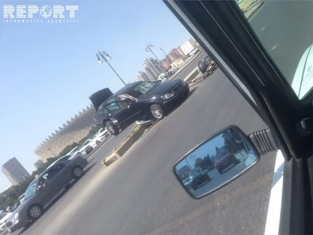 Bakıda yol qəzası nəticəsində işıq dirəyi aşıb - FOTO