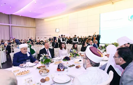 Dünya dini liderlərinin II Bakı Sammitinin iştirakçılarının şərəfinə ziyafət verilib - FOTO