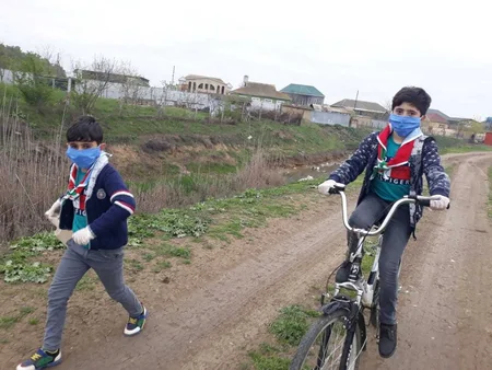 Kənd müəllimləri evdə maska tikərək pulsuz paylayır