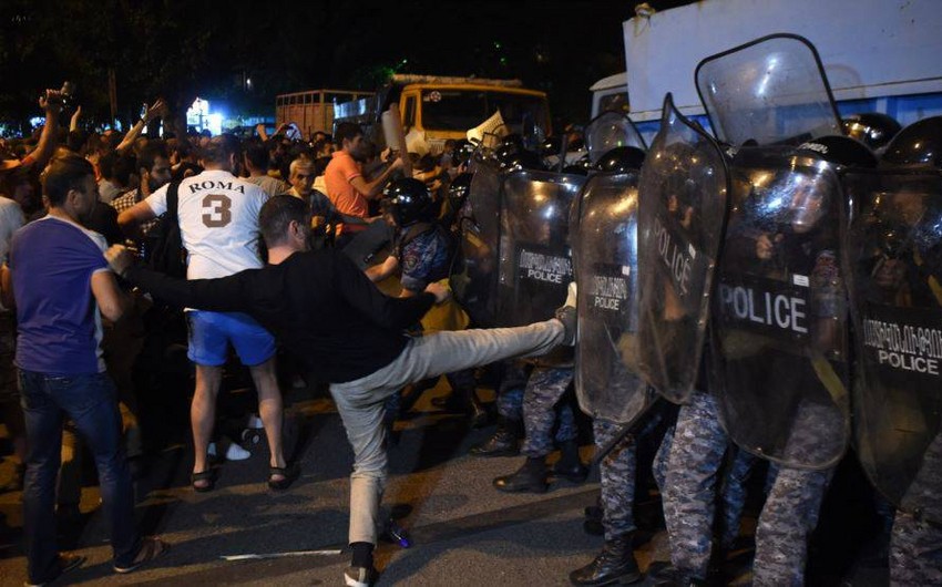 Yerevan polisi aksiyaçıları xüsusi vasitələrdən istifadə edəcəyi ilə hədələyib