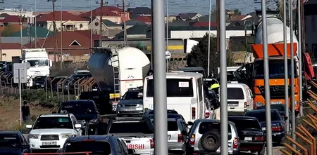 NİİM: Əliçıraq məscidinin qarşısında yük maşını aşıb, sıxlıq müşahidə olunur