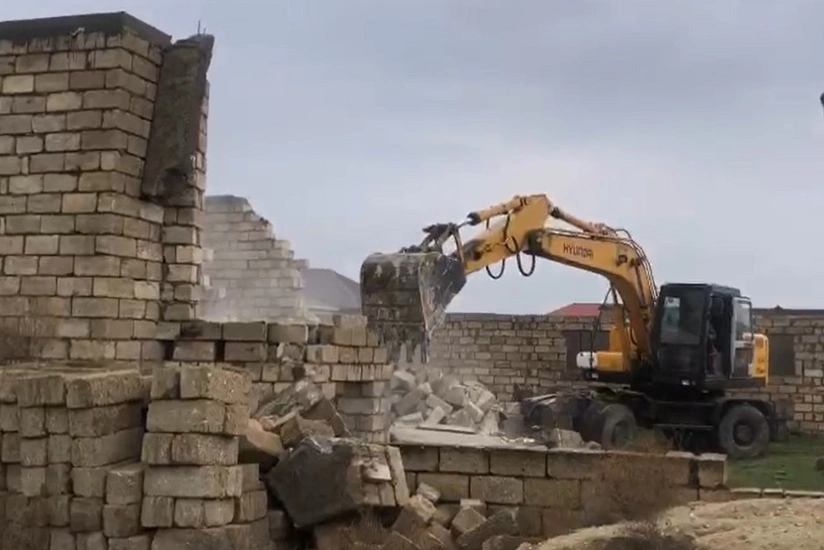 Binədə qanunsuz tikililər sökülüb