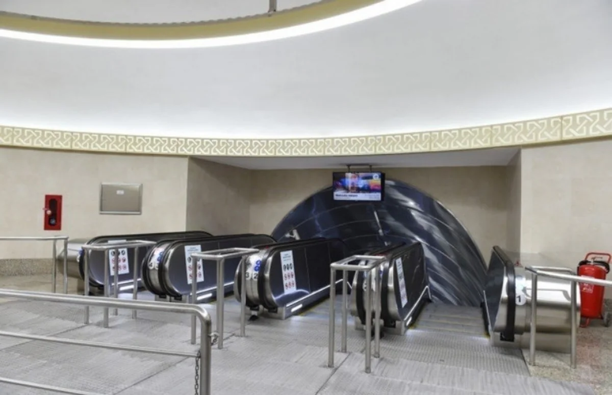 Metronun ötən gün açılışı olan stansiyasının eskalatorlarında problem yaranıb