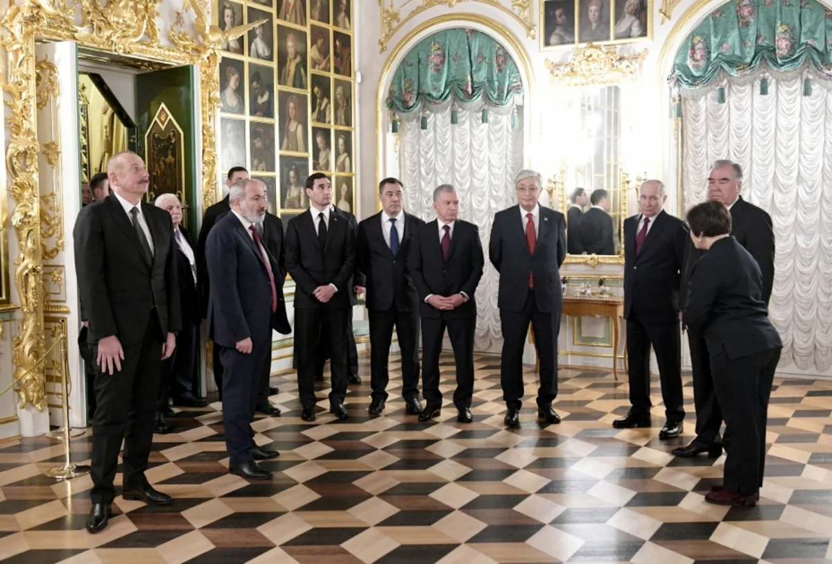 Лидеры стран СНГ ознакомились с Большим петергофским дворцом в Санкт-Петербурге