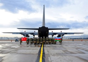 Azerbaijani servicemen take part in parachute training in Turkey