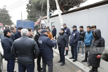 FHN əməkdaşları Binədə qanunsuz tikilmiş obyekti sökür - YENİLƏNİB