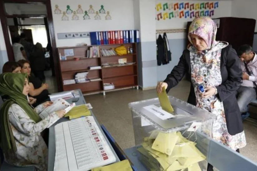 ​Türkiyədə parlament seçkilərində hakim partiya liderlik edir
