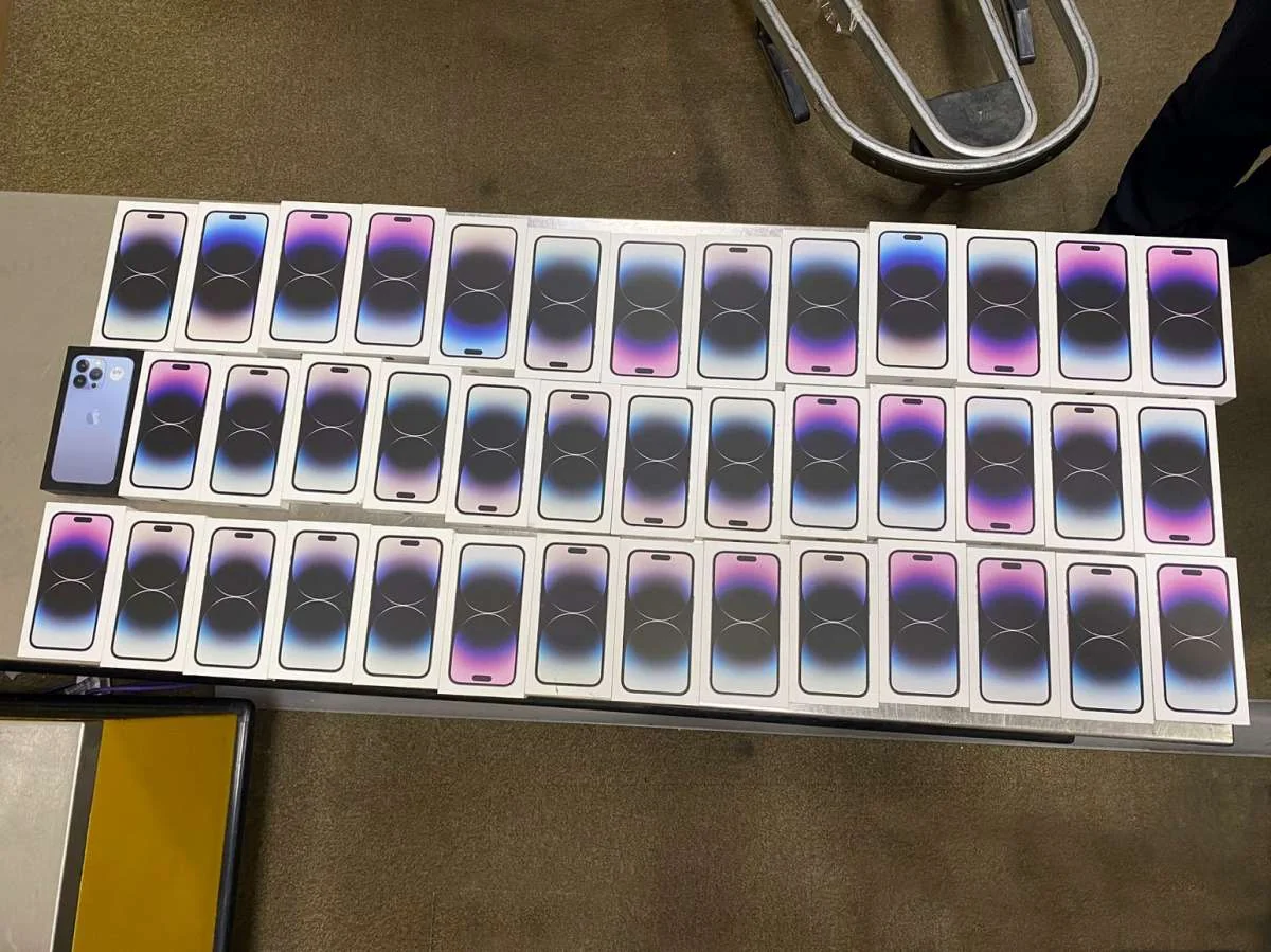 Azərbaycan gömrükçüləri külli miqdarda iPhone telefonları aşkar edib