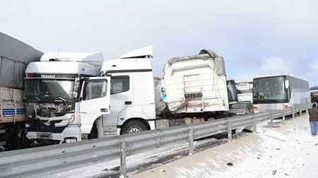 На заснеженной трассе в Турции столкнулись 36 автомобилей - ФОТО