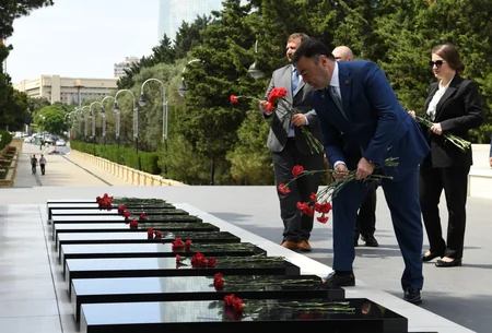 Çexiyalı parlamentarilər Ulu Öndərin məzarını və Şəhidlər xiyabanını ziyarət edib