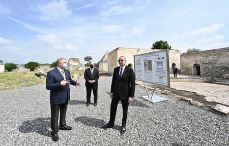 Dövlət başçısı Ağdamda Pənahəli xanın sarayının yerləşdiyi imarət kompleksində olub - YENİLƏNİB
