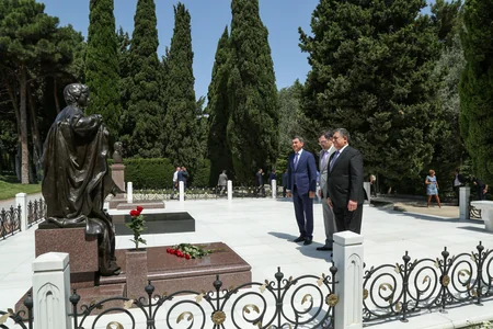 Gənclər və İdman Nazirliyinin əməkdaşları Fəxri xiyabanı ziyarət edib