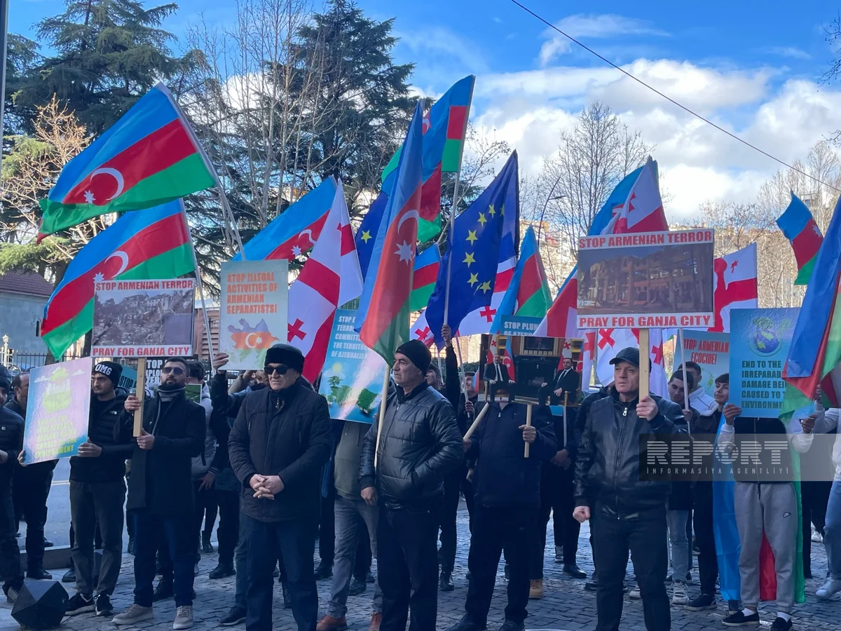 Azerbaijanis protest in front of EU office in Tbilisi