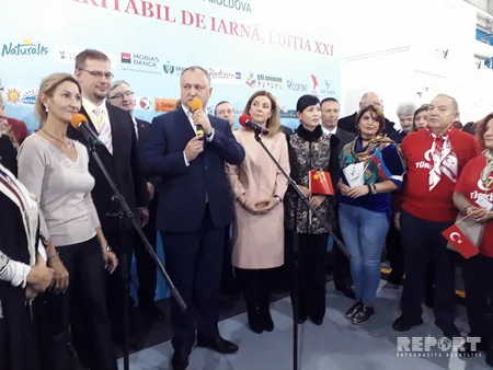 Moldovan president visits Azerbaijani stand at Christmas Charity Fair