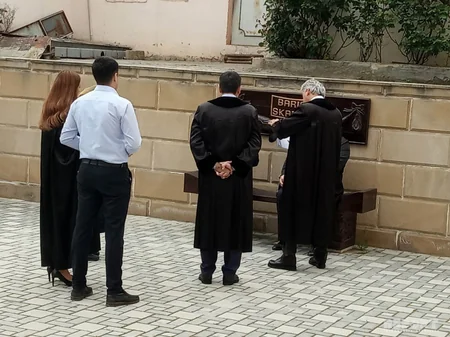 Azərbaycanda məhkəmə hakimi tərəfləri Barışıq skamyasında oturdaraq barışdırıb