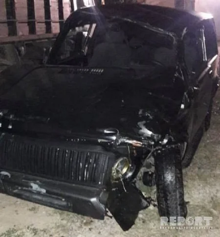 Автомобиль снес фонарный столб и врезался в дерево в центре Азербайджана - ФОТО