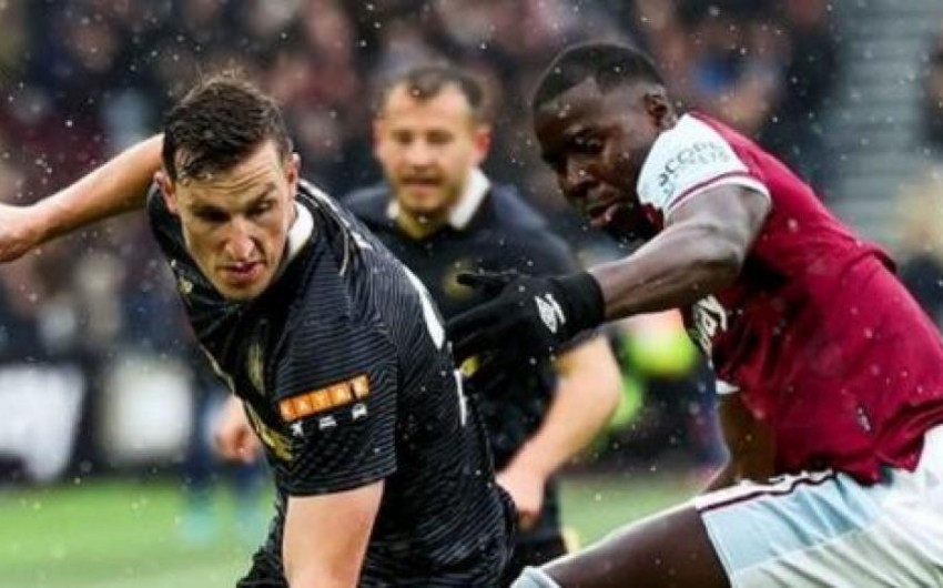 Nyukaslın hücumçusu pişiyi təpikləyən futbolçunu ələ salıb