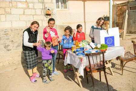 Heydər Əliyev Fondu aztəminatlı ailələrə ənənəvi Novruz sovqatları paylayır