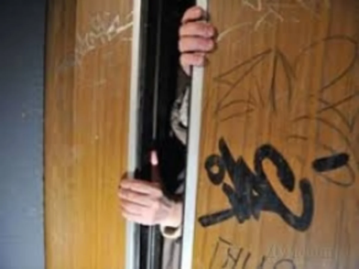 Bakıda liftdə köməksiz vəziyyətdə qalan 2 şəxs xilas edilib