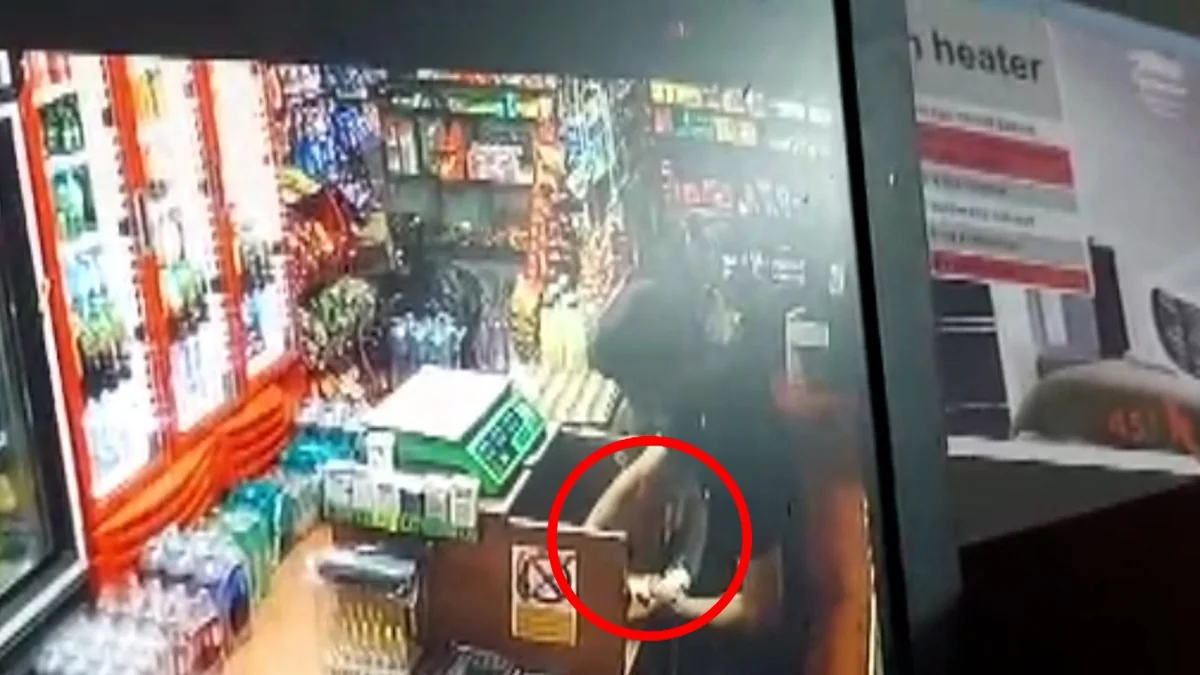 Bakıda satıcısı yatan marketdən oğurluq edilib - VİDEO