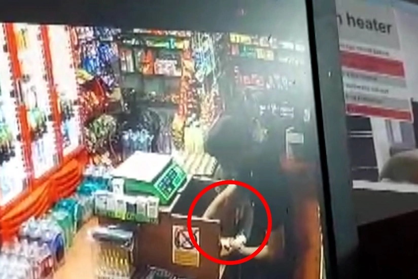 Bakıda satıcısı yatan marketdən oğurluq edilib - VİDEO