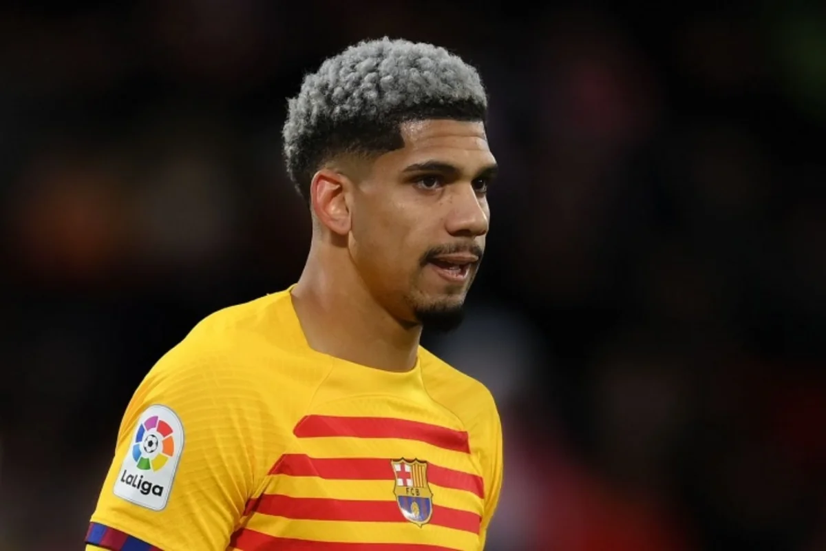Челси интересуется защитником Барселоны Араухо