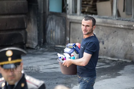 Yanğın baş verən binanın sakinləri evlərindən əşyalarını çıxarıblar - FOTOREPORTAJ