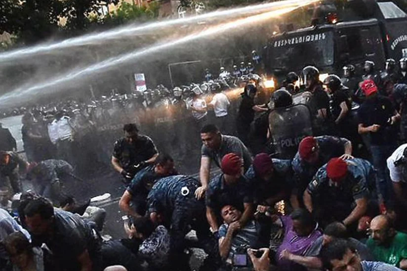 Армянские артисты отрекаются от почетных званий в знак протеста против Саргсяна