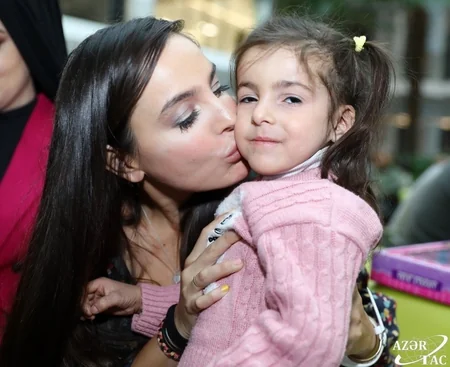 Leyla Əliyeva ixtioz, kəpənək və immundefisit xəstəliyindən əziyyət çəkən uşaqlarla görüşüb