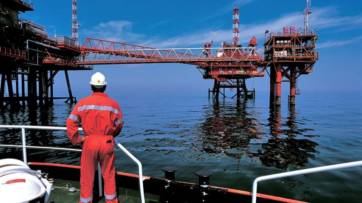 SOCAR evacuates 82 offshore employees