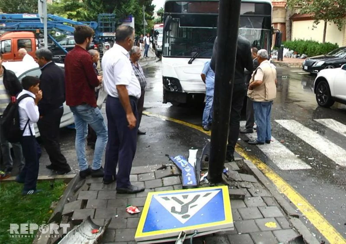 Bakıda sərnişin avtobusu dayanacaqda gözləyən ahıl qadını vurub