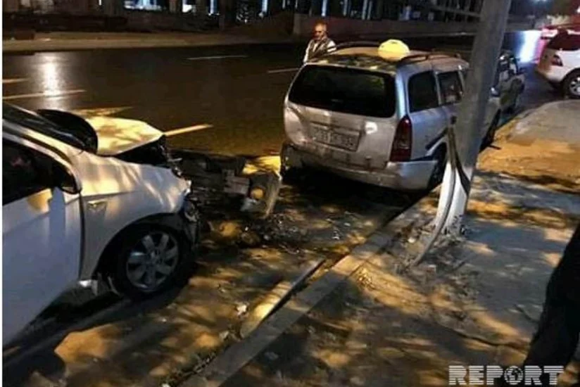 В Баку столкнулись два автомобиля - ФОТО