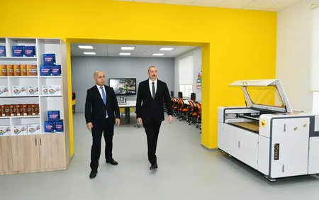 İlham Əliyev Sarayda yeni inşa edilən məktəbdə yaradılan şəraitlə tanış olub