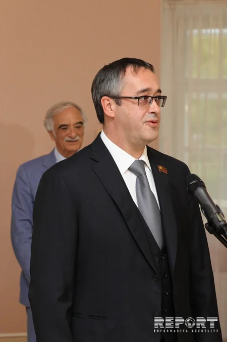 Moskva Şəhər Dumasında azərbaycanlı rəssamın sərgisi açılıb - FOTO