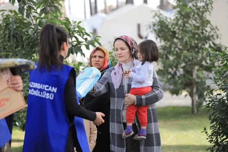 Azərbaycan könüllüləri zəlzələ bölgəsindəki zərərçəkən ailələrin və uşaqların qayğısına qalır
