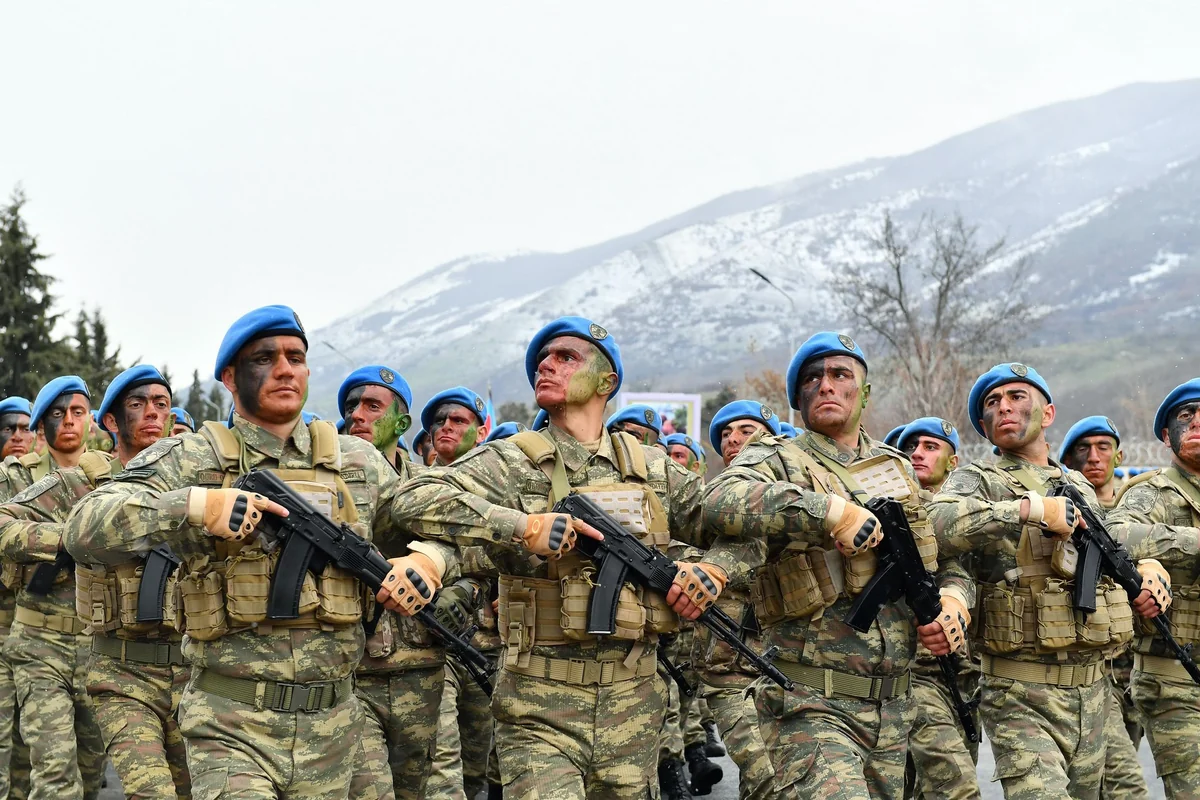 Müdafiə naziri Azərbaycan komandolarının döyüş hazırlığı ilə bağlı göstərişlər verib