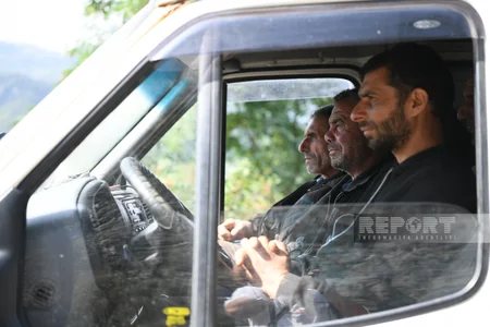 Azərbaycan polisi Qarabağın erməniəsilli sakinlərinə su paylayıb