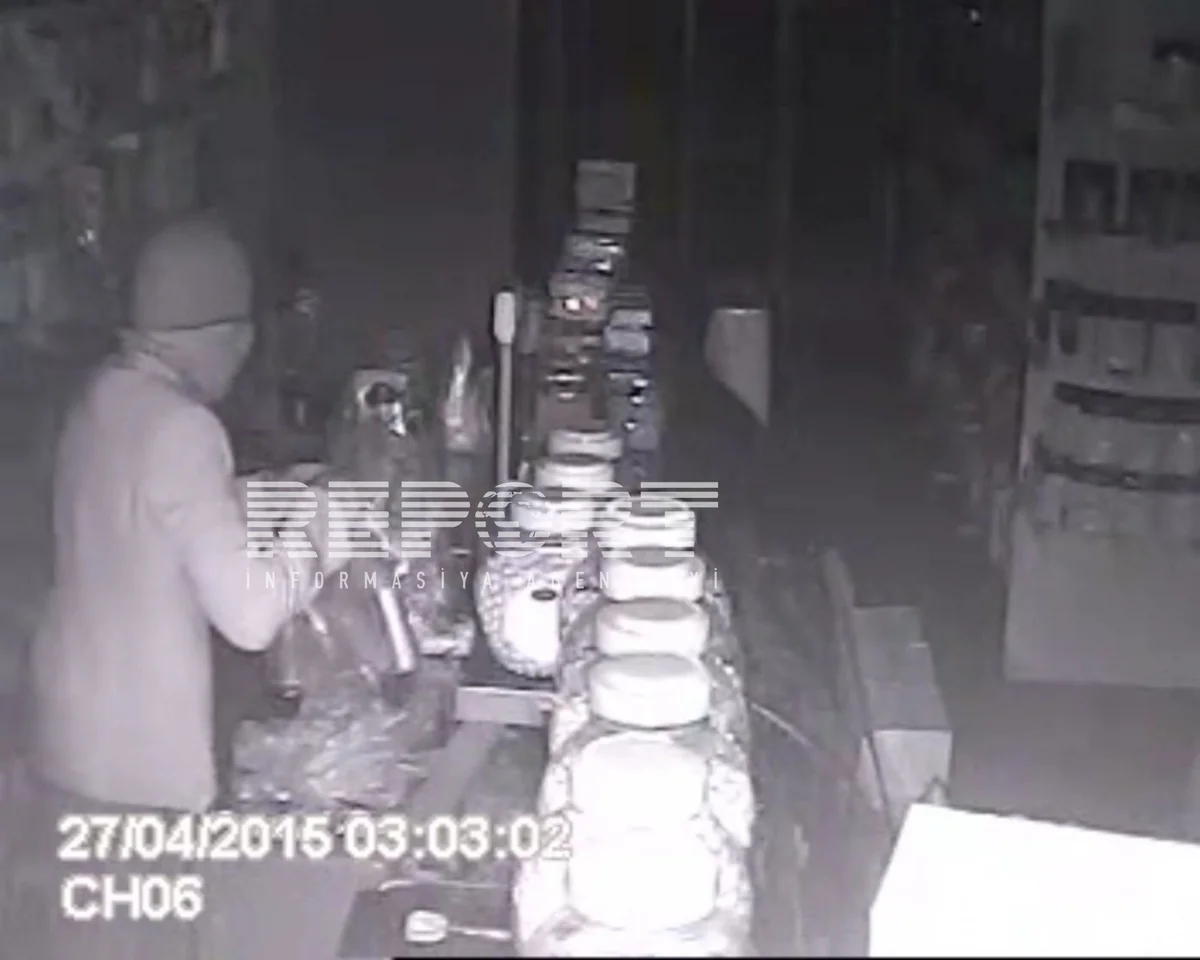 ​Проникшие в магазин грабители были зафиксированы камерой видеонаблюдения - ФОТО