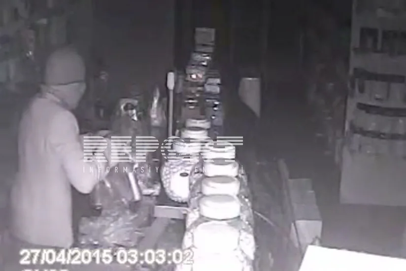 ​Проникшие в магазин грабители были зафиксированы камерой видеонаблюдения - ФОТО