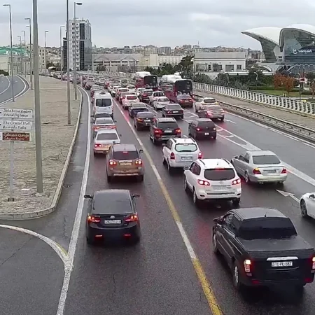 Bakının bir sıra küçə və prospektlərində nəqliyyatın sıxlığı yaranıb