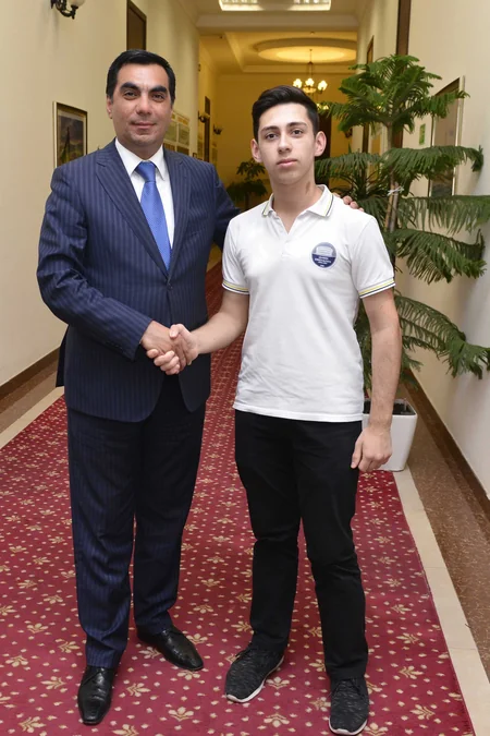 Elmar Qasımov 700 bal toplayan abituriyentlərlə görüşüb