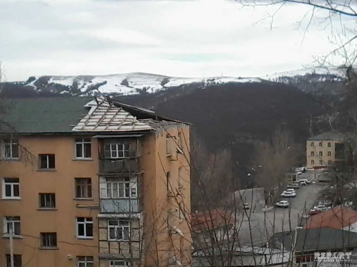 Daşkəsəndə binaların dam örtüyü uçdu, işıqlar söndü - FOTO