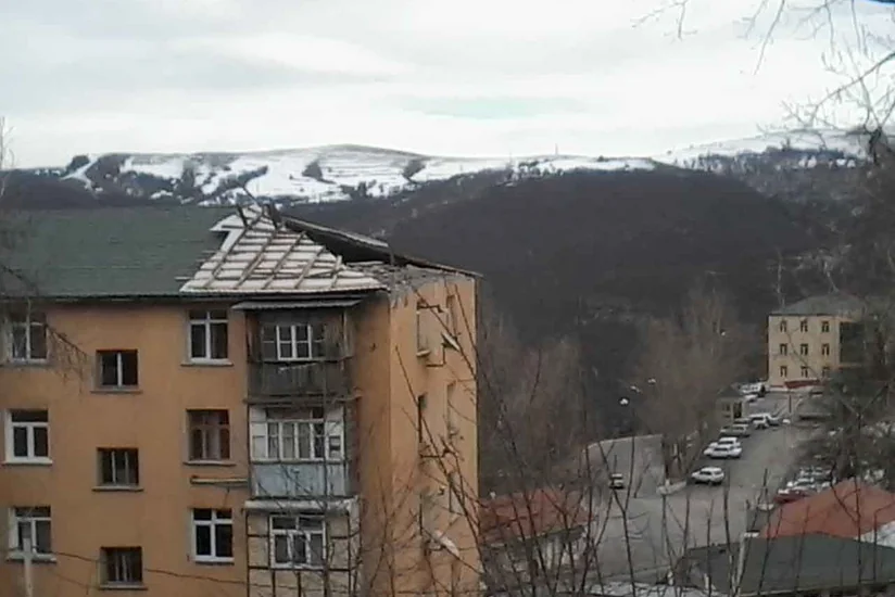 Daşkəsəndə binaların dam örtüyü uçdu, işıqlar söndü - FOTO