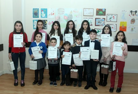 Uşaqların Xocalı soyqırımı ilə bağlı əl işlərindən ibarət sərgi-müsabiqə təşkil olunub