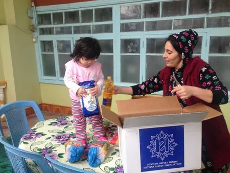 Heydər Əliyev Fondu aztəminatlı ailələrə Novruz sovqatları paylayır