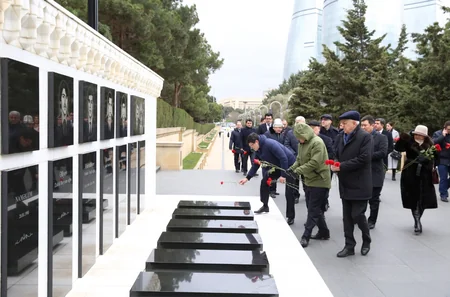 TDT-nin Bakı-Şuşa forumunun iştirakçıları Fəxri və Şəhidlər xiyabanlarını ziyarət ediblər