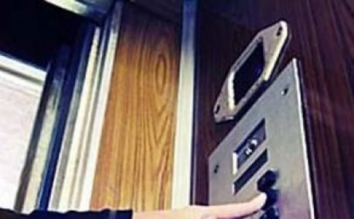 Liftdə köməksiz vəziyyətdə qalan şəxs xilas edilib