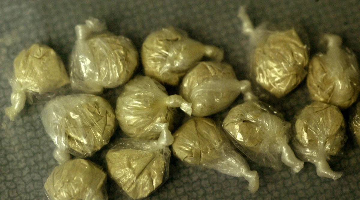 İrandan gələn Azərbaycan vətəndaşlarında 90 qramdan çox heroin aşkar edilib