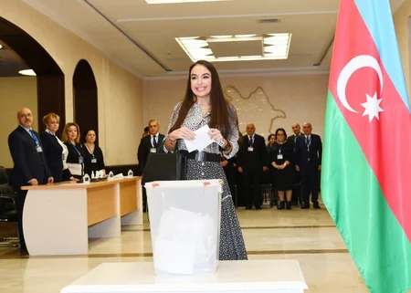 Prezident İlham Əliyev ailə üzvləri ilə birlikdə səs verib - YENİLƏNİB